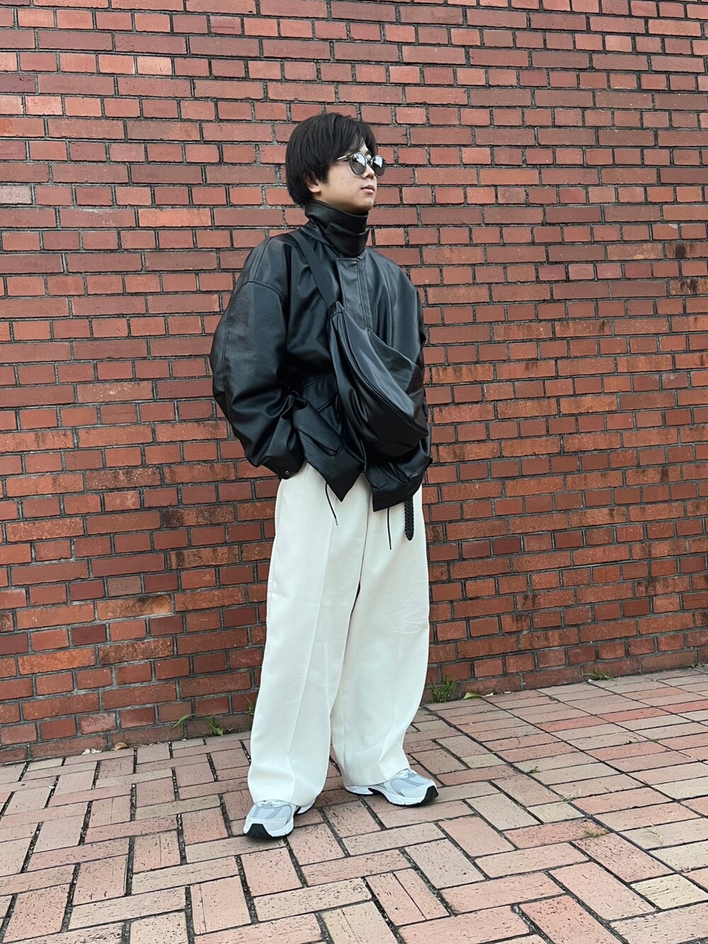 「重ね着ベストシーズン、WEARyouthコーデ、秋冬コーデ、秋のコーデ、アウター、お洒落さんと繋がりたい、ブラック、モノトーン、スニーカーコーデ、ファッション好きと繋がりたい、WYM、ファッションを楽しもう」｜「WYM LIDNMのFAUX LEATHER MILITARY BLOUSON（ブルゾン、ブラック系）」を使った、KOUさん（メンズ・165cm）の秋コーディネートの3枚目の写真