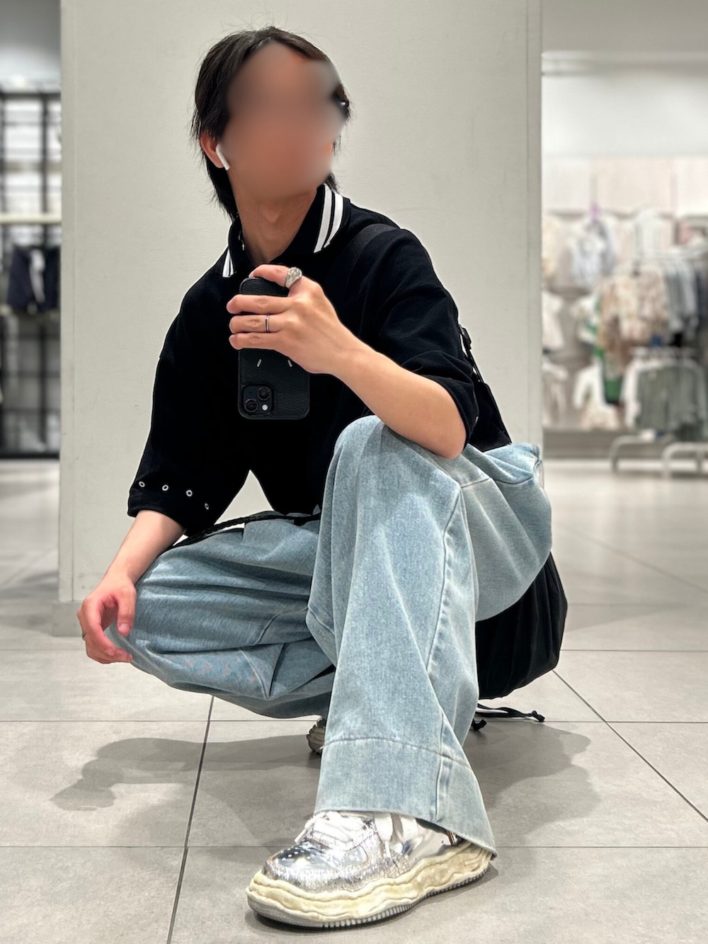 「WEARyouthコーデ、シンプルスタイル、おしゃれさんと繋がりたい、夏コーデ、春夏コーデ、おでかけコーデ、プチプラ、ポロシャツ、黒、デニム、ワイドデニム、ライトブルー、スニーカー、シルバー、シルバースニーカー」|「GRANCYの【GRANCY】Ziplayered Wideshort Poloshirt / ジップレイヤード ワイドショート ポロシャツ(ポロシャツ、ブラック系)」を使った、KOUさん(メンズ・165cm)の夏コーディネートの3枚目の写真