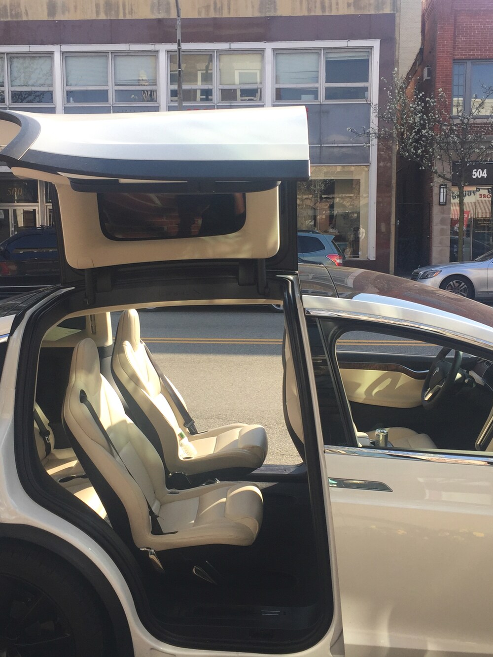 ブルー系のジャージ、ブルー系のスウェットパンツ、シルバー系のスニーカーを着用したメンズの夏コーディネートの3枚目の写真