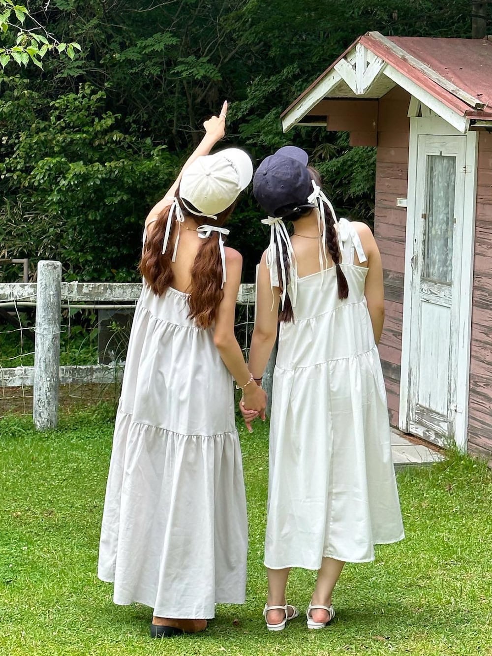 グレー系のワンピースを着用したレディースの夏コーディネートの2枚目の写真