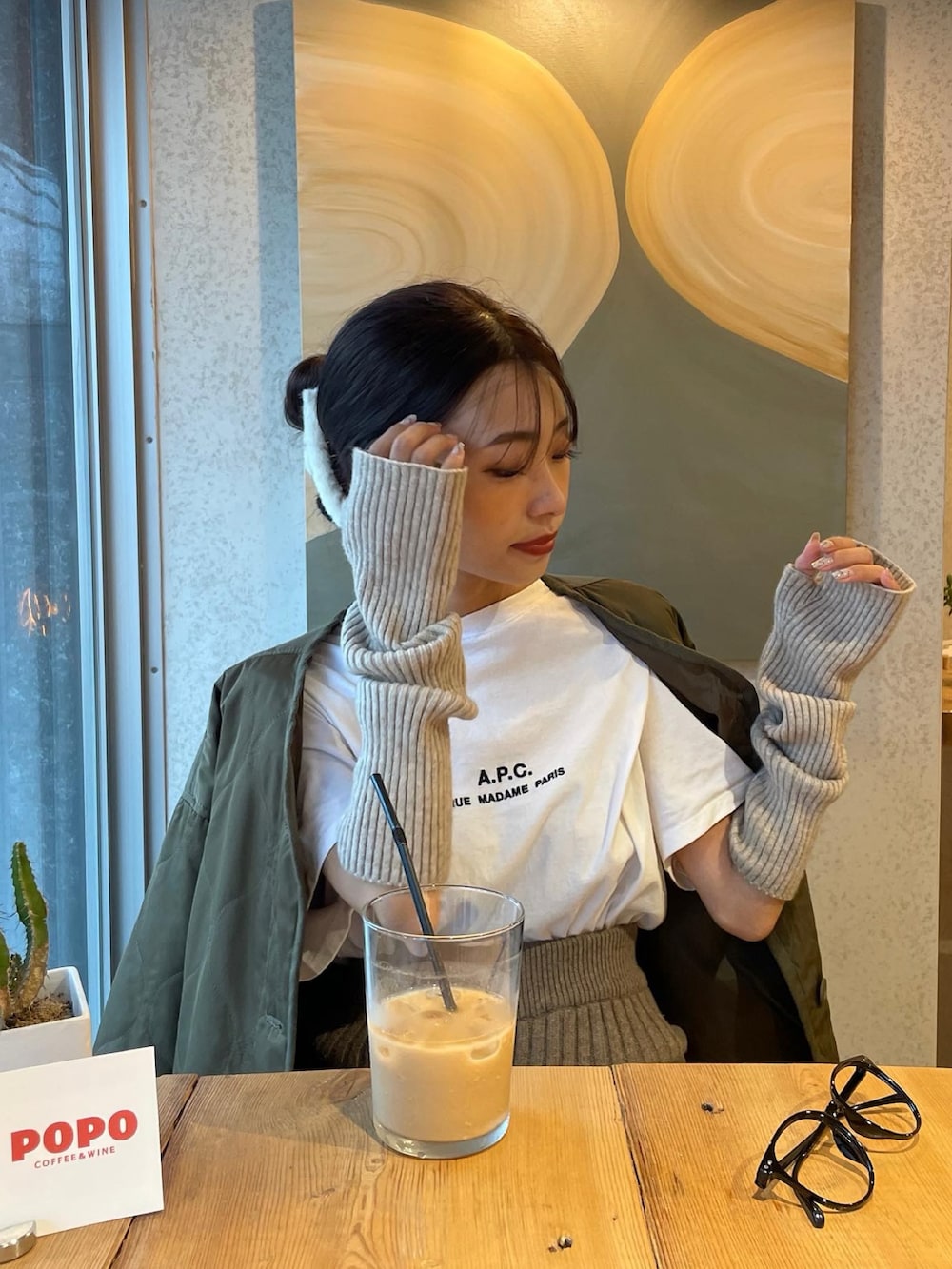 グリーン系のノーカラージャケット、ブラウン系のブーツ、ブラウン系のパンツを着用したレディースの秋コーディネートの3枚目の写真