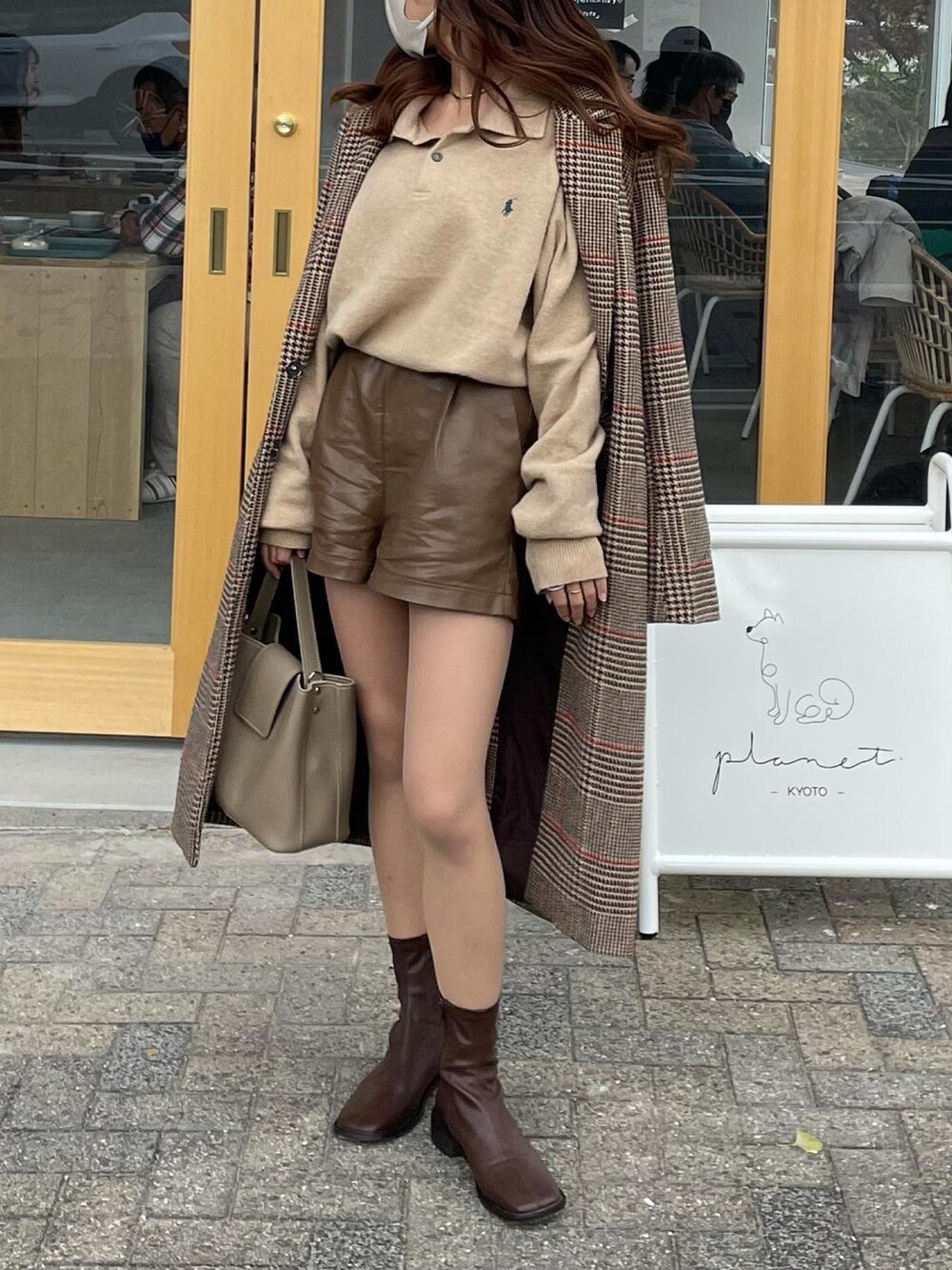 ベージュ系のニット/セーター、ブラウン系のその他パンツ、ブラウン系のブーツを着用したレディースの秋コーディネートの3枚目の写真
