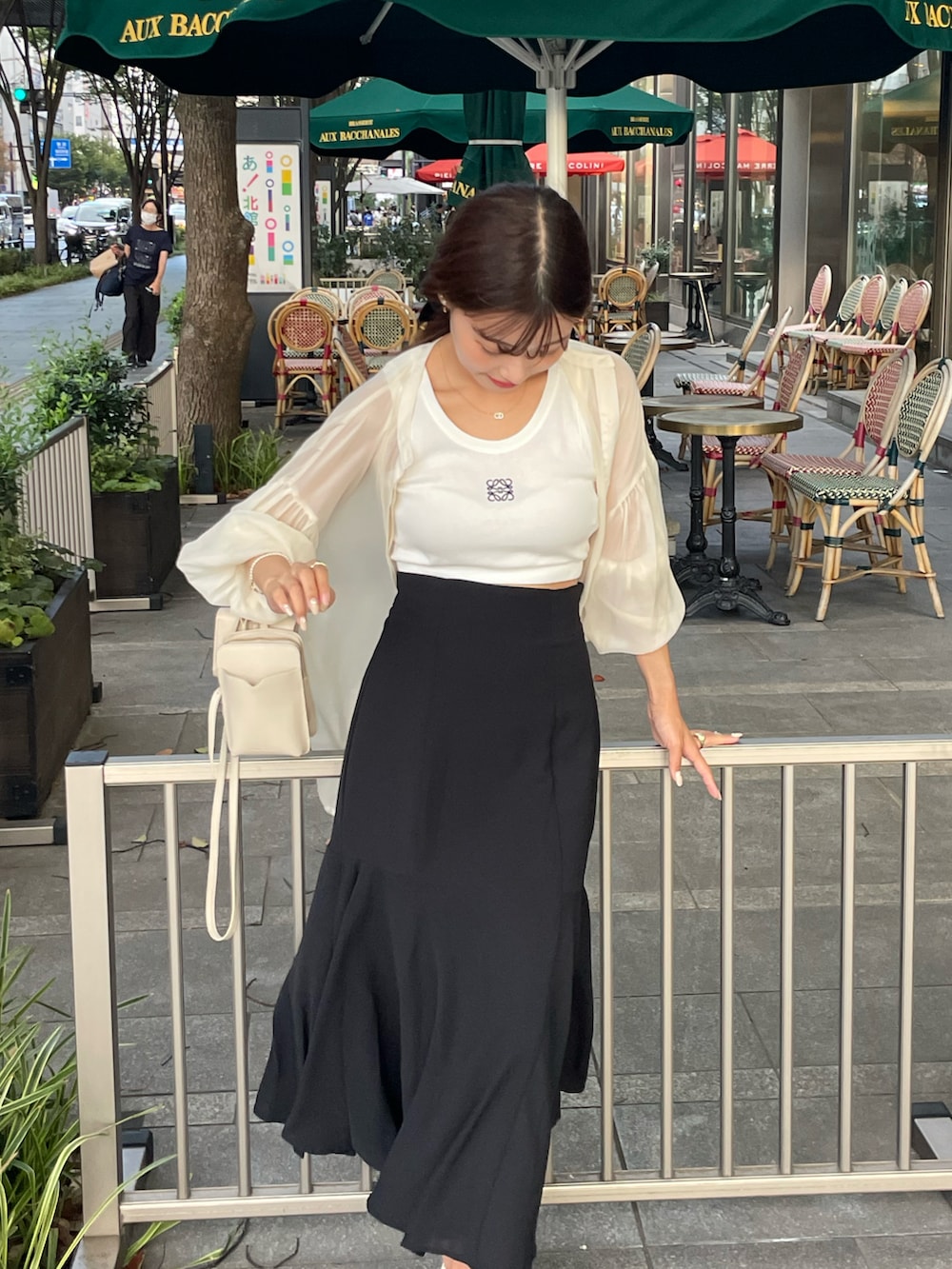 「オトナ女子、お出かけコーデ、休日スタイル、シンプル、キレイめカジュアル、LOEWE、いいね、save、フォローお願いします🤑、お洒落さんとつながりたい、秋先取りコーデ、PR、ロングスカート」｜「Diorのアイテム（ネックレス、ゴールド系）」を使った、　　　𝘆𝘂𝘂さん（レディース・152cm）の夏コーディネートの2枚目の写真