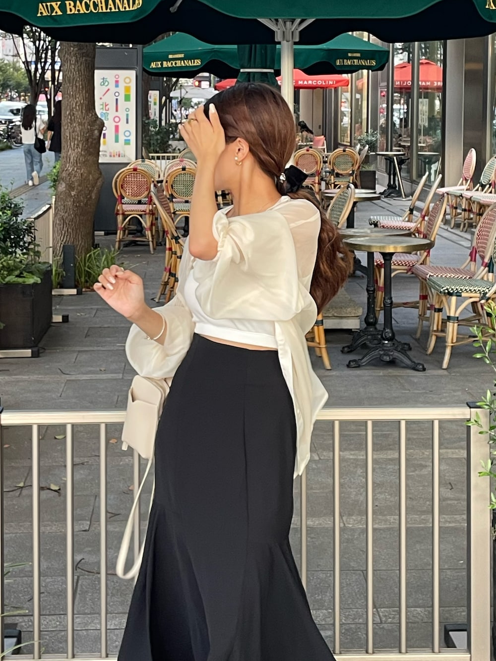 「オトナ女子、お出かけコーデ、休日スタイル、シンプル、キレイめカジュアル、LOEWE、いいね、save、フォローお願いします🤑、お洒落さんとつながりたい、秋先取りコーデ、PR、ロングスカート」｜「Diorのアイテム（ネックレス、ゴールド系）」を使った、　　　𝘆𝘂𝘂さん（レディース・152cm）の夏コーディネートの3枚目の写真