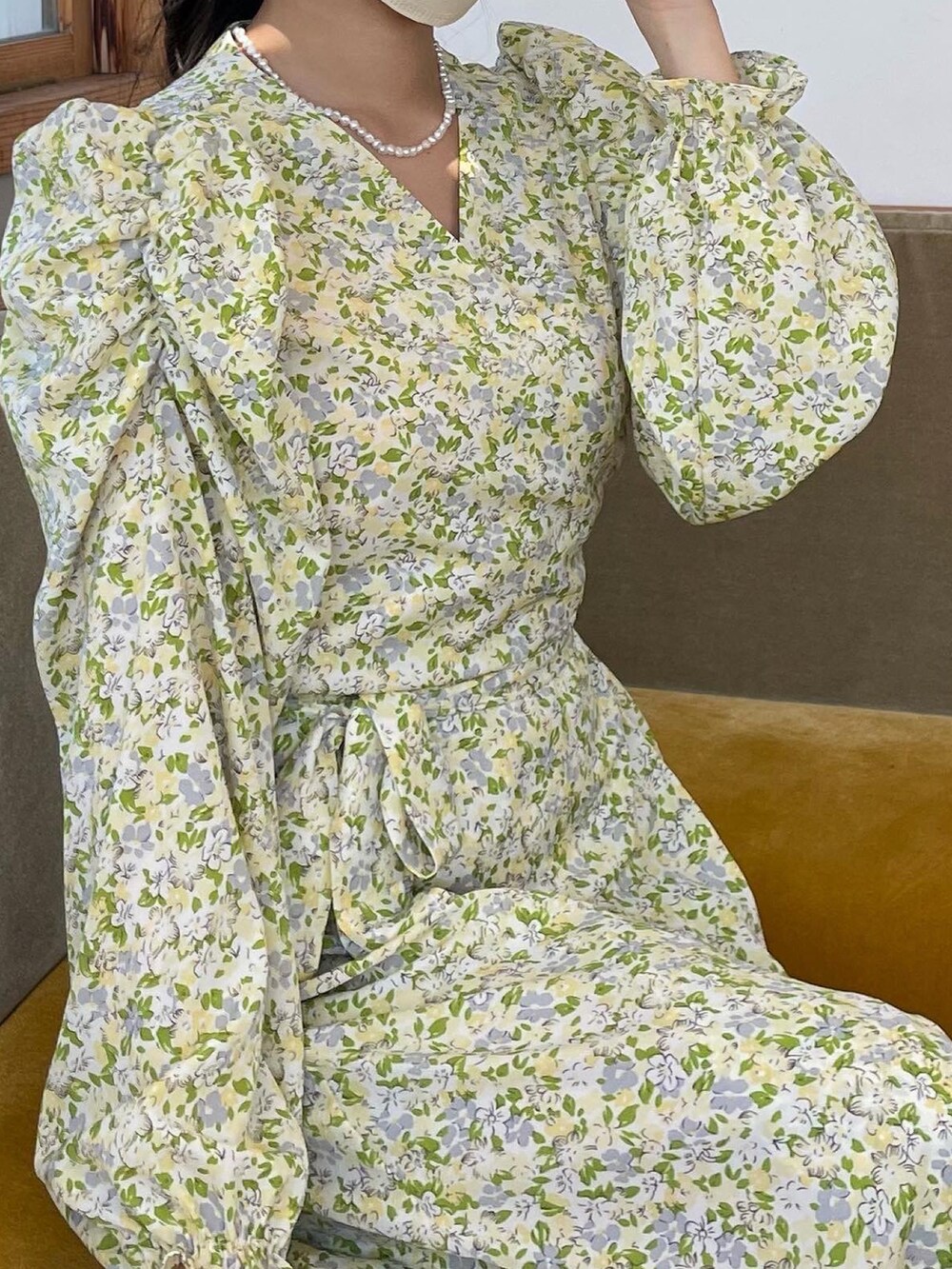 イエロー系のワンピースを着用したレディースの春コーディネートの3枚目の写真