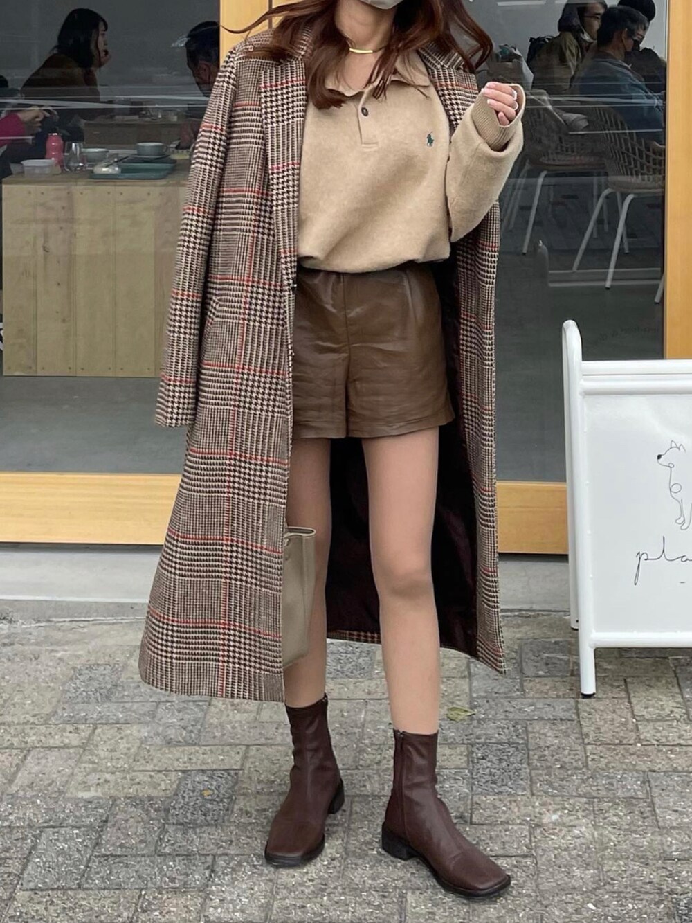 ベージュ系のニット/セーター、ブラウン系のその他パンツ、ブラウン系のブーツを着用したレディースの秋コーディネートの2枚目の写真