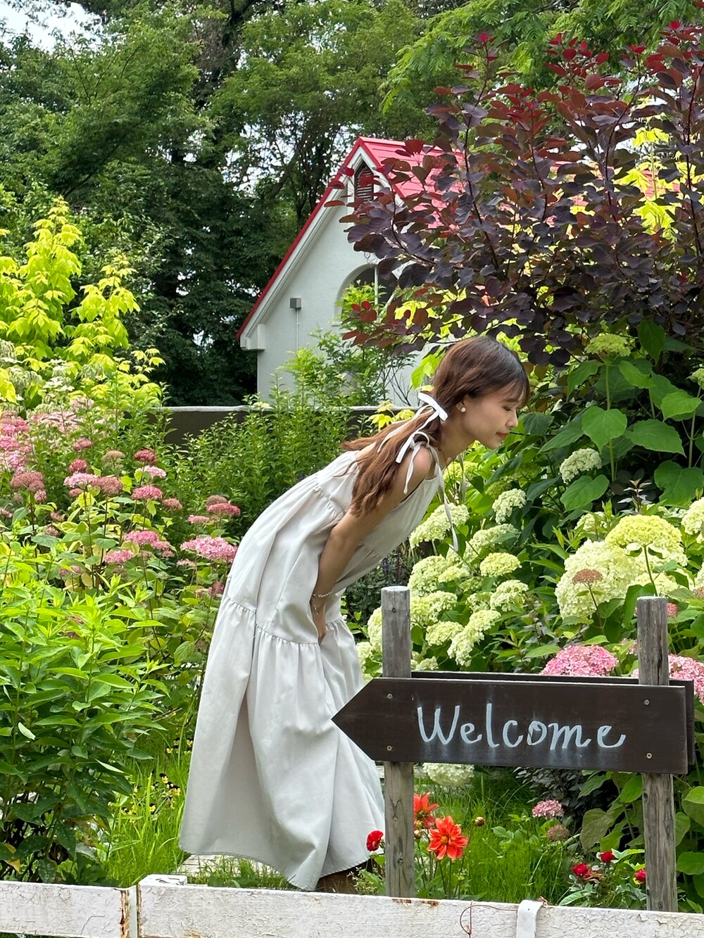 グレー系のワンピースを着用したレディースの夏コーディネートの3枚目の写真