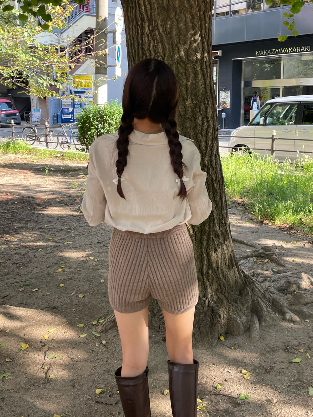 ブラウン系のパンツ、ブラウン系のブーツ、ホワイト系のシャツ/ブラウスを着用したレディースの秋コーディネートの3枚目の写真