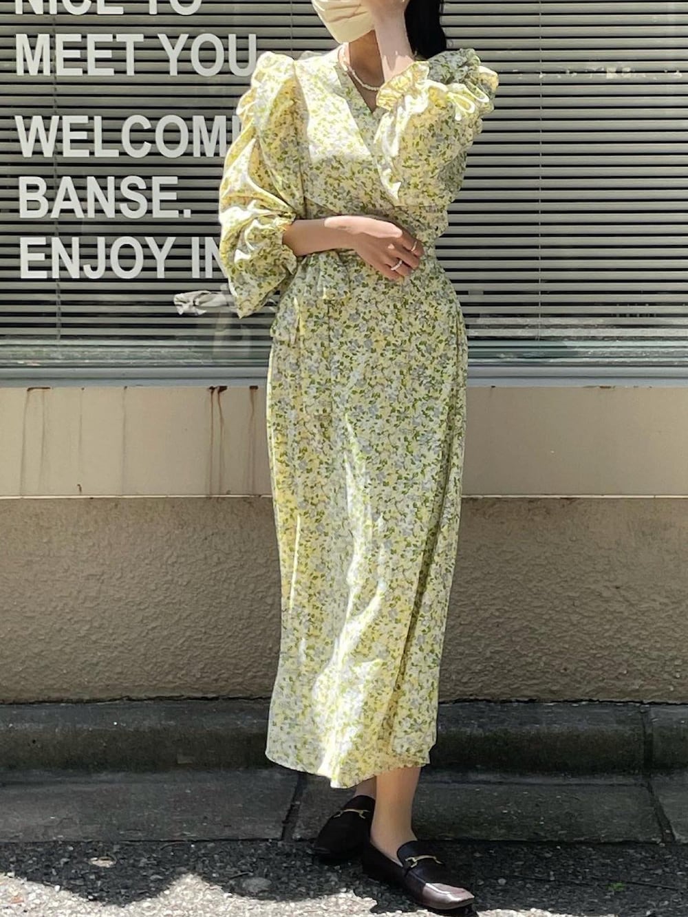 イエロー系のワンピースを着用したレディースの春コーディネートの2枚目の写真