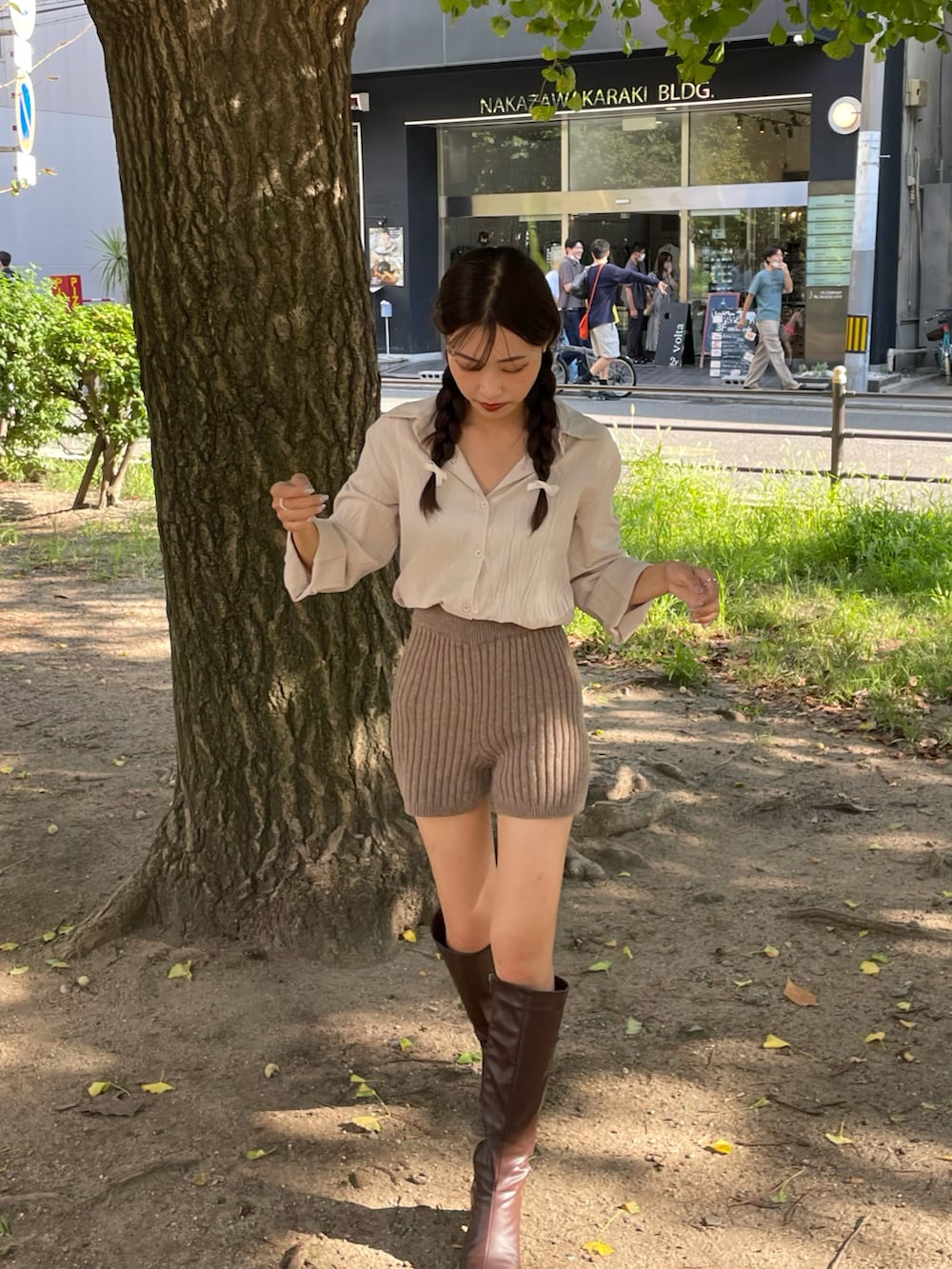 ブラウン系のパンツ、ブラウン系のブーツ、ホワイト系のシャツ/ブラウスを着用したレディースの秋コーディネートの2枚目の写真