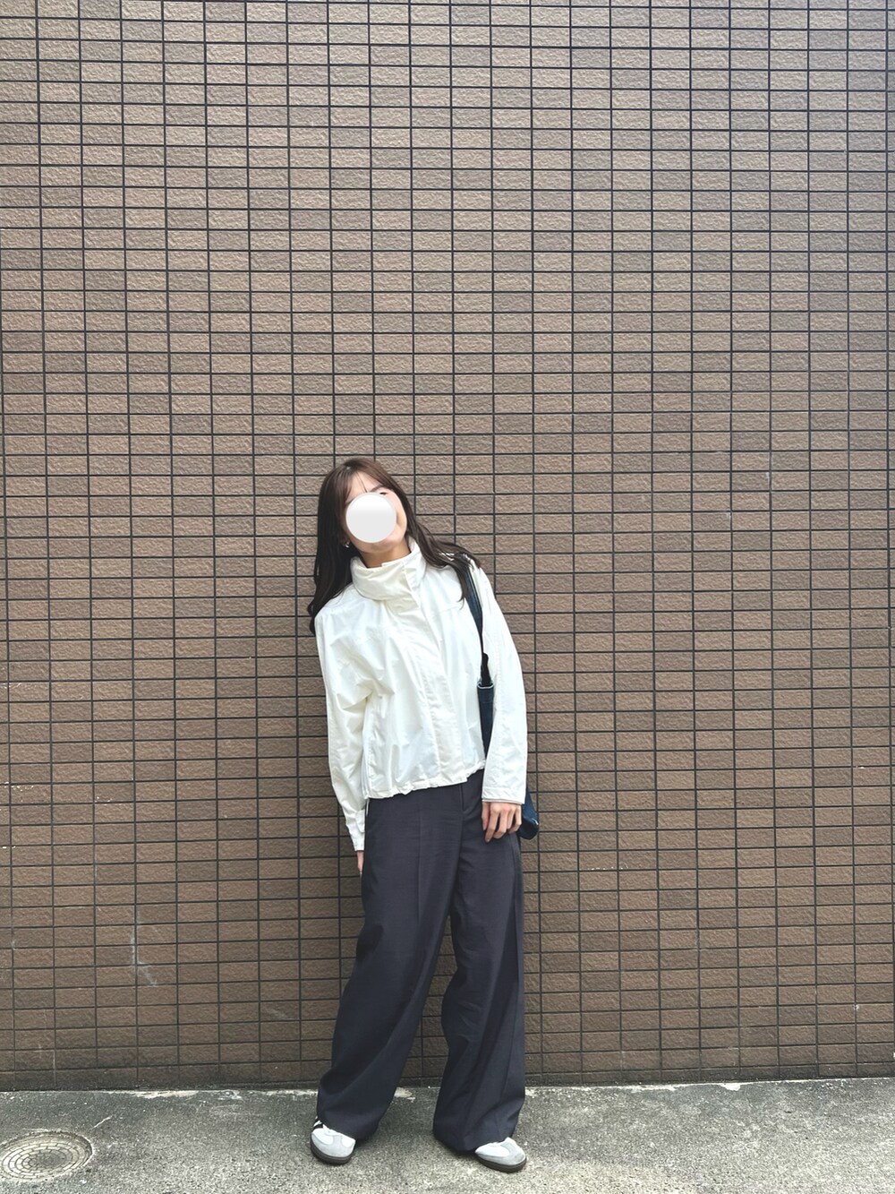 ホワイト系のジャケット/アウター、その他のスラックス、ブルー系のトートバッグを着用したレディースの春コーディネートの2枚目の写真