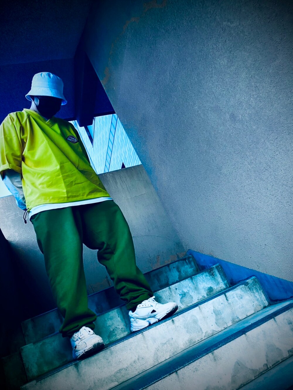 グリーン系のスウェットパンツ、ベージュ系のスニーカー、イエロー系のシャツ/ブラウスを着用したメンズの春コーディネートの2枚目の写真