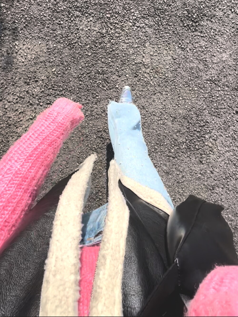 ピンク系のニット/セーター、ブルー系のデニムパンツ、ブルー系のデニムパンツを着用したレディースの夏コーディネートの2枚目の写真