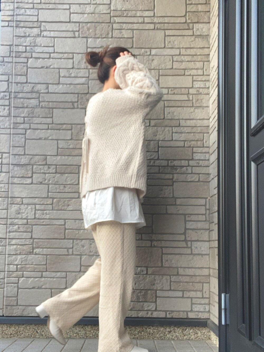 ベージュ系のニット/セーター、ホワイト系のニット/セーター、ベージュ系のその他パンツを着用したレディースの冬コーディネートの2枚目の写真