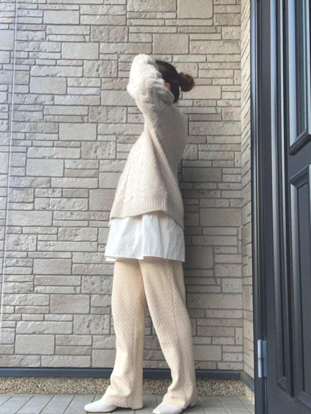 ベージュ系のニット/セーター、ホワイト系のニット/セーター、ベージュ系のその他パンツを着用したレディースの冬コーディネートの3枚目の写真