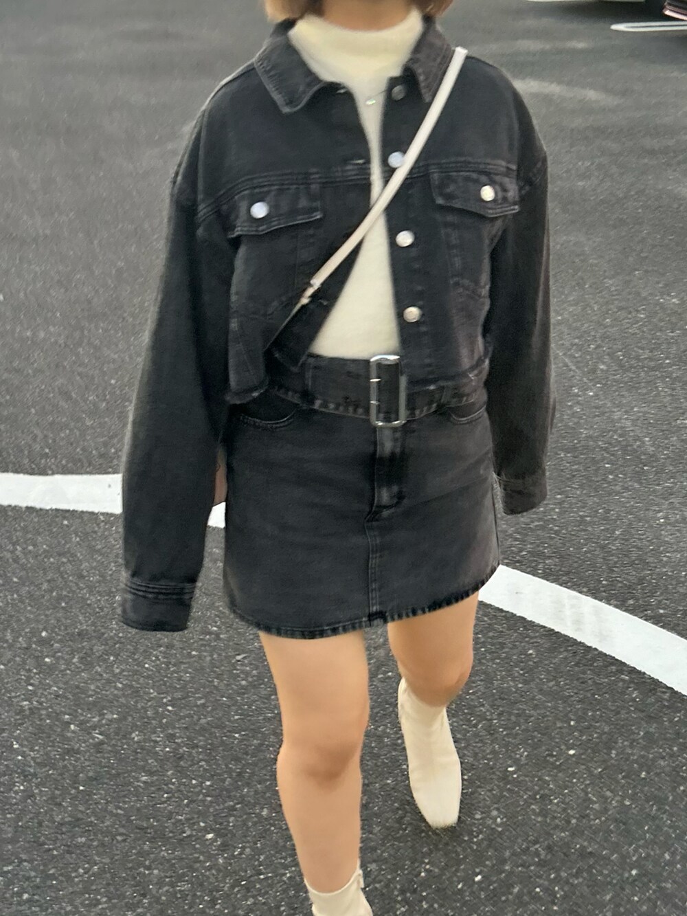 ブラック系のデニムスカート、ブラック系のデニムジャケット、ベージュ系のニット/セーターを着用したレディースの冬コーディネートの4枚目の写真