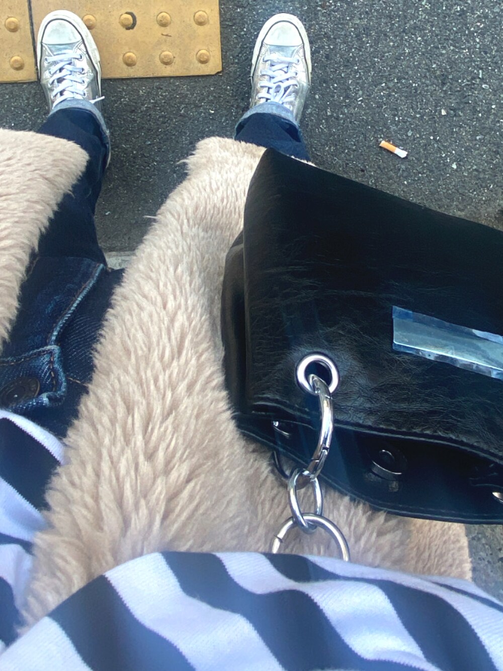 ベージュ系のその他アウター、ホワイト系のトップス、シルバー系のスニーカーを着用したレディースの秋コーディネートの2枚目の写真