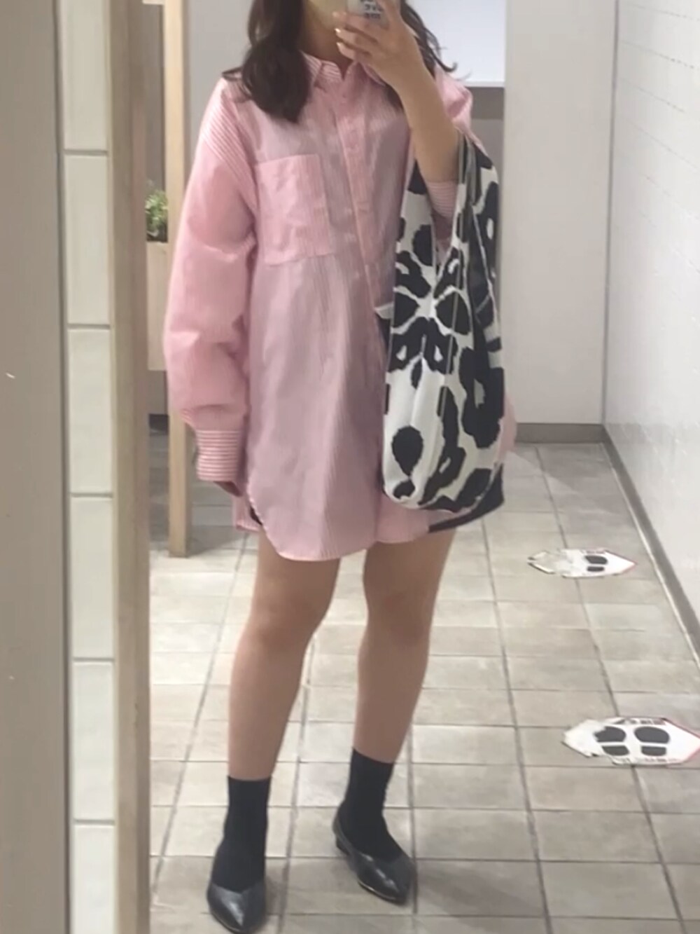 ピンク系のシャツ/ブラウス、ベージュ系のハンドバッグ、ブラック系のハンドバッグを着用したレディースの冬コーディネートの2枚目の写真