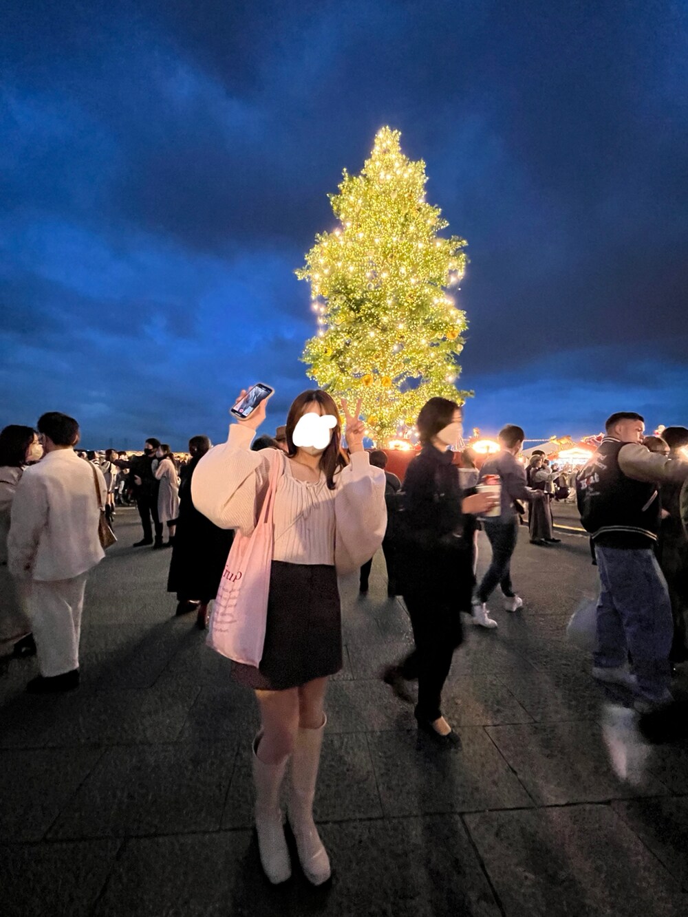 ホワイト系のカーディガン/ボレロ、ホワイト系のショルダーバッグ、ブラウン系のスカートを着用したレディースの冬コーディネートの2枚目の写真