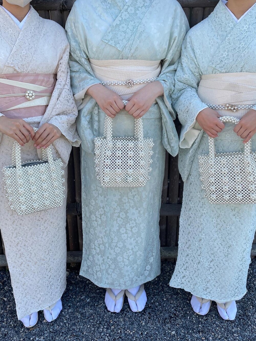 ホワイト系の着物を着用したレディースの秋コーディネートの2枚目の写真