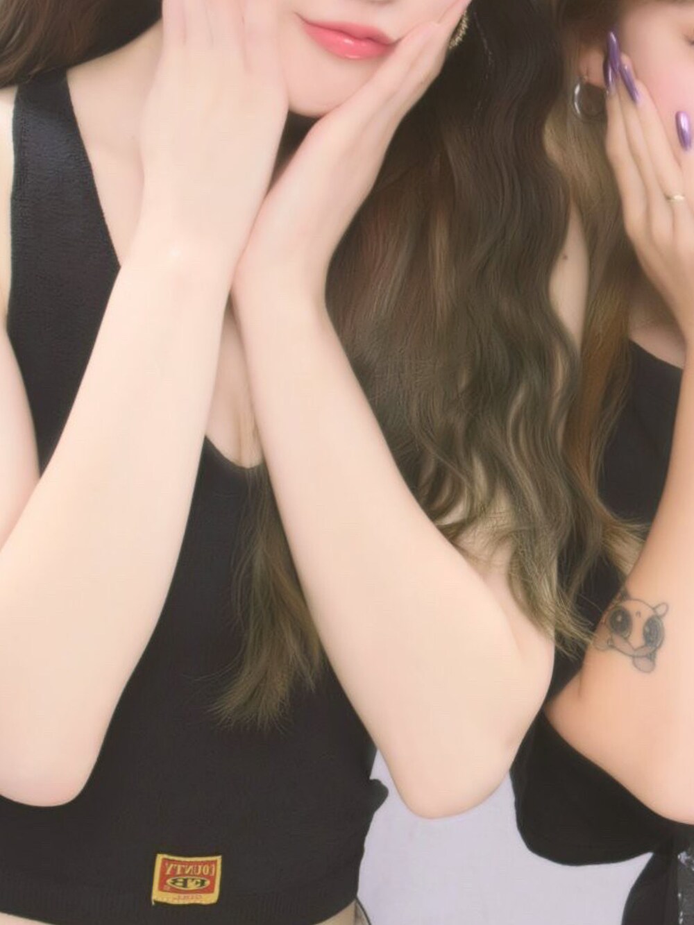 ブラック系のトップス、ブラック系のチノパンツ、ホワイト系のスニーカーを着用したレディースの夏コーディネートの2枚目の写真