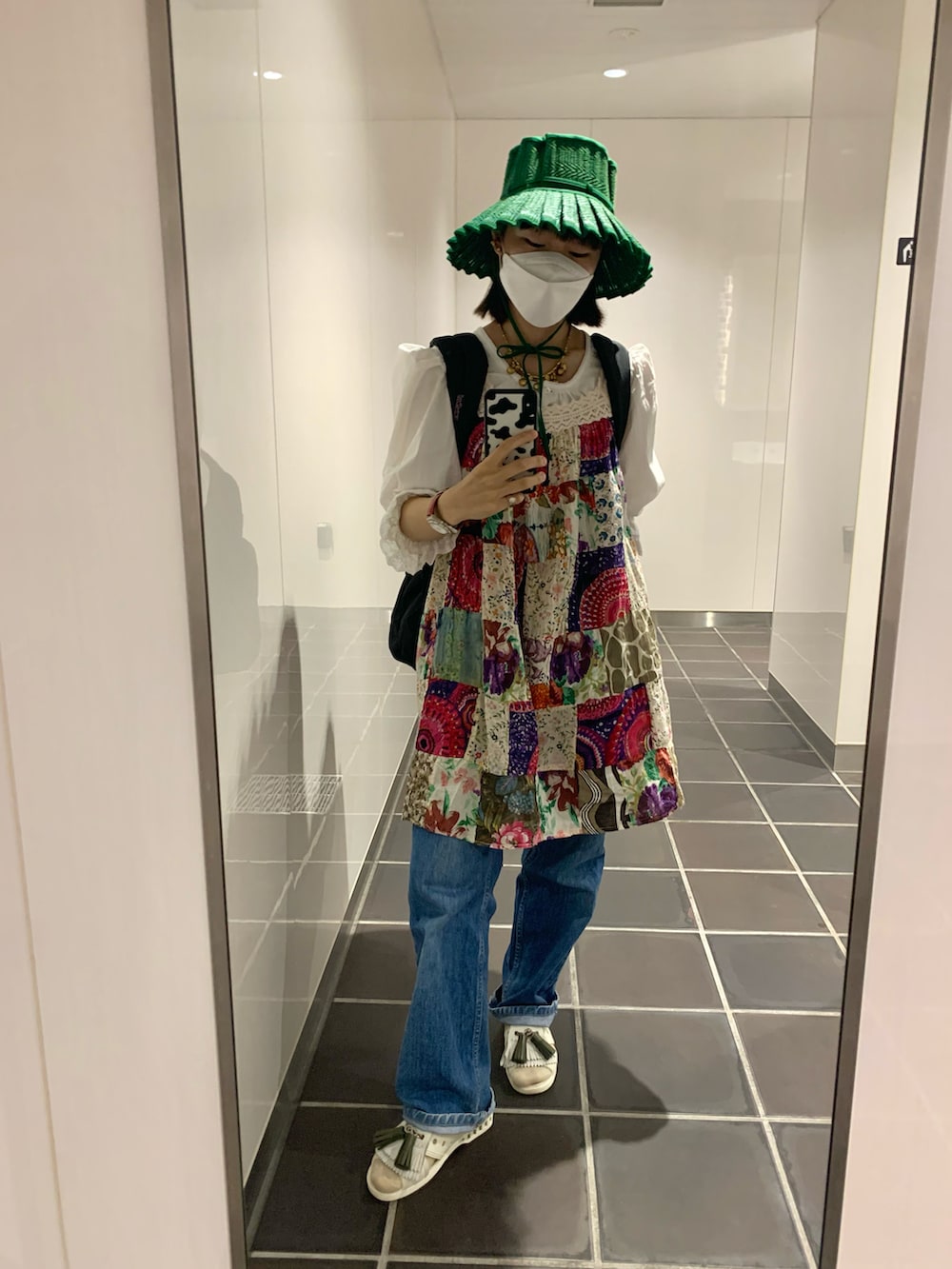 その他のワンピース、ブルー系のデニムパンツ、ホワイト系のサンダルを着用したレディースの春コーディネートの2枚目の写真