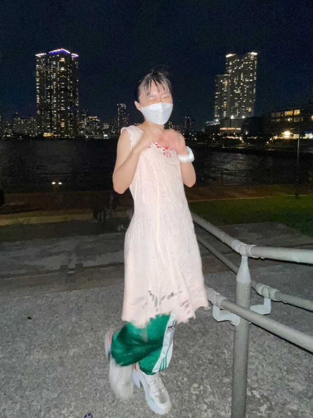 ホワイト系のスニーカー、グリーン系のその他パンツ、ピンク系のワンピースを着用したレディースの夏コーディネートの2枚目の写真