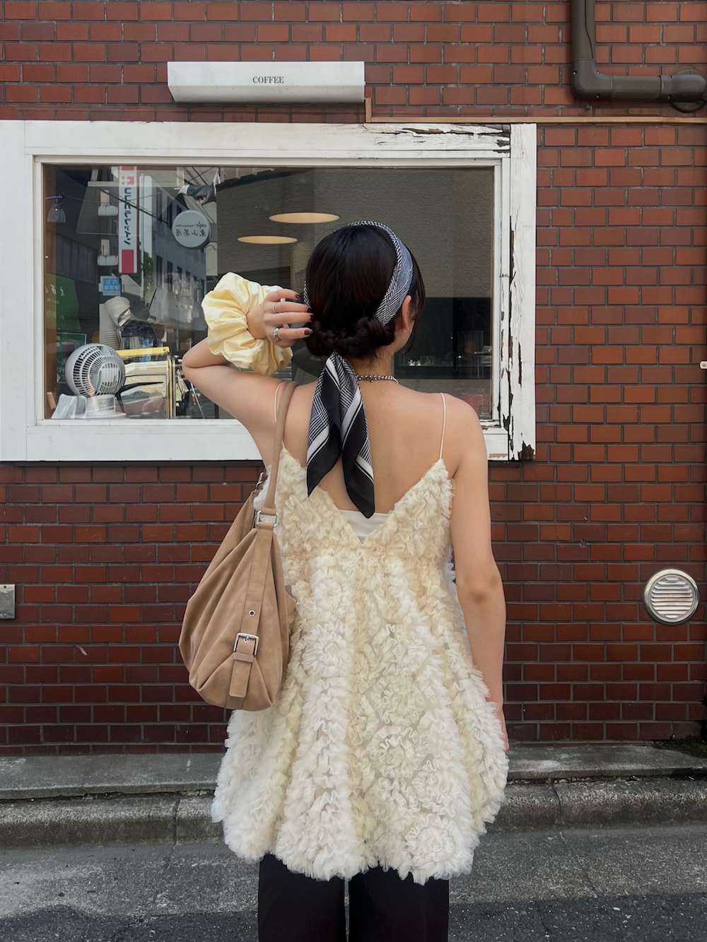 ホワイト系のドレス、ブラック系のサンダル、ブラウン系のパンツを着用したレディースの夏コーディネートの3枚目の写真