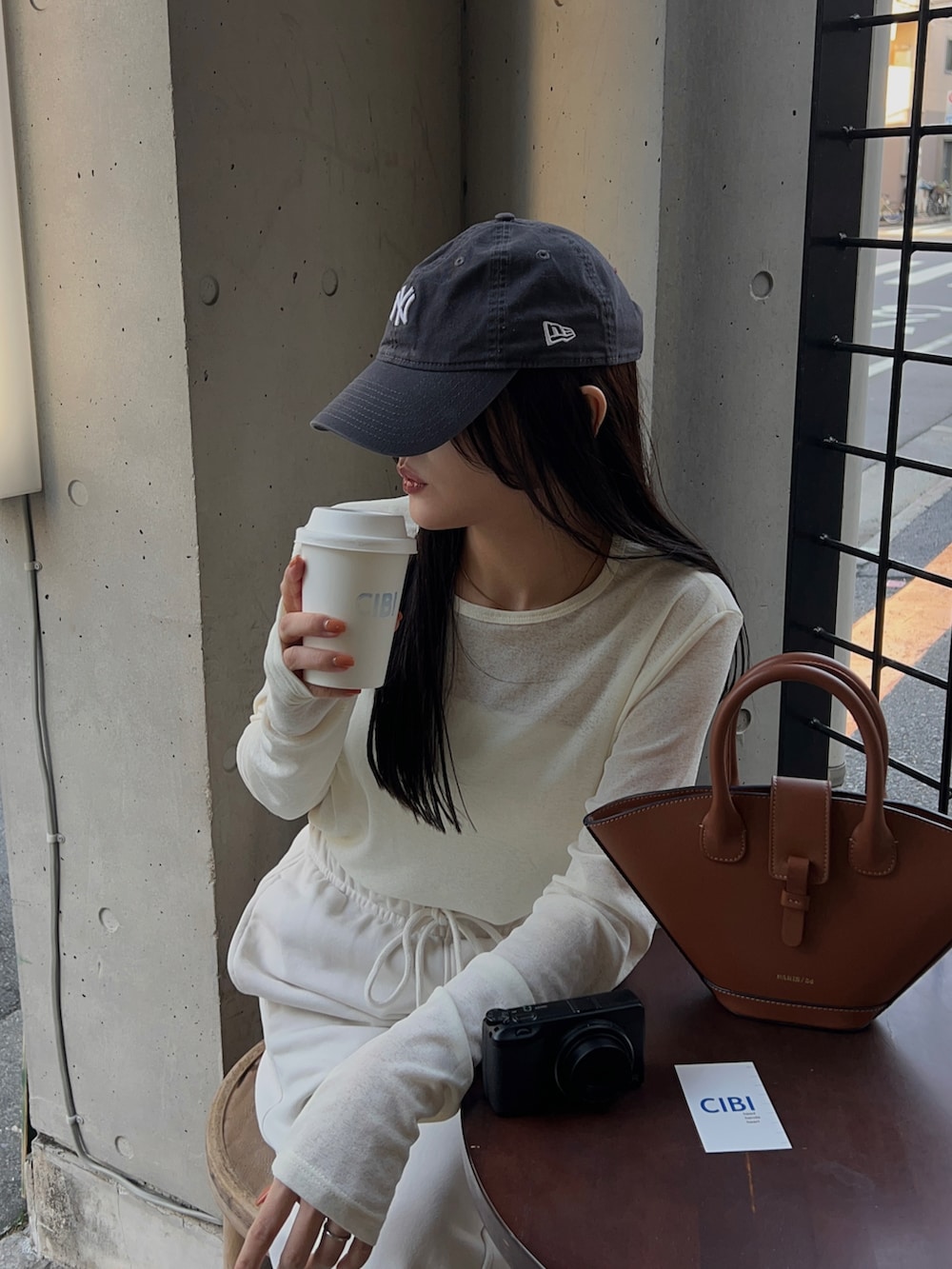 ホワイト系のスニーカー、ホワイト系のスウェットパンツ、ホワイト系のTシャツ/カットソーを着用したレディースの春コーディネートの2枚目の写真