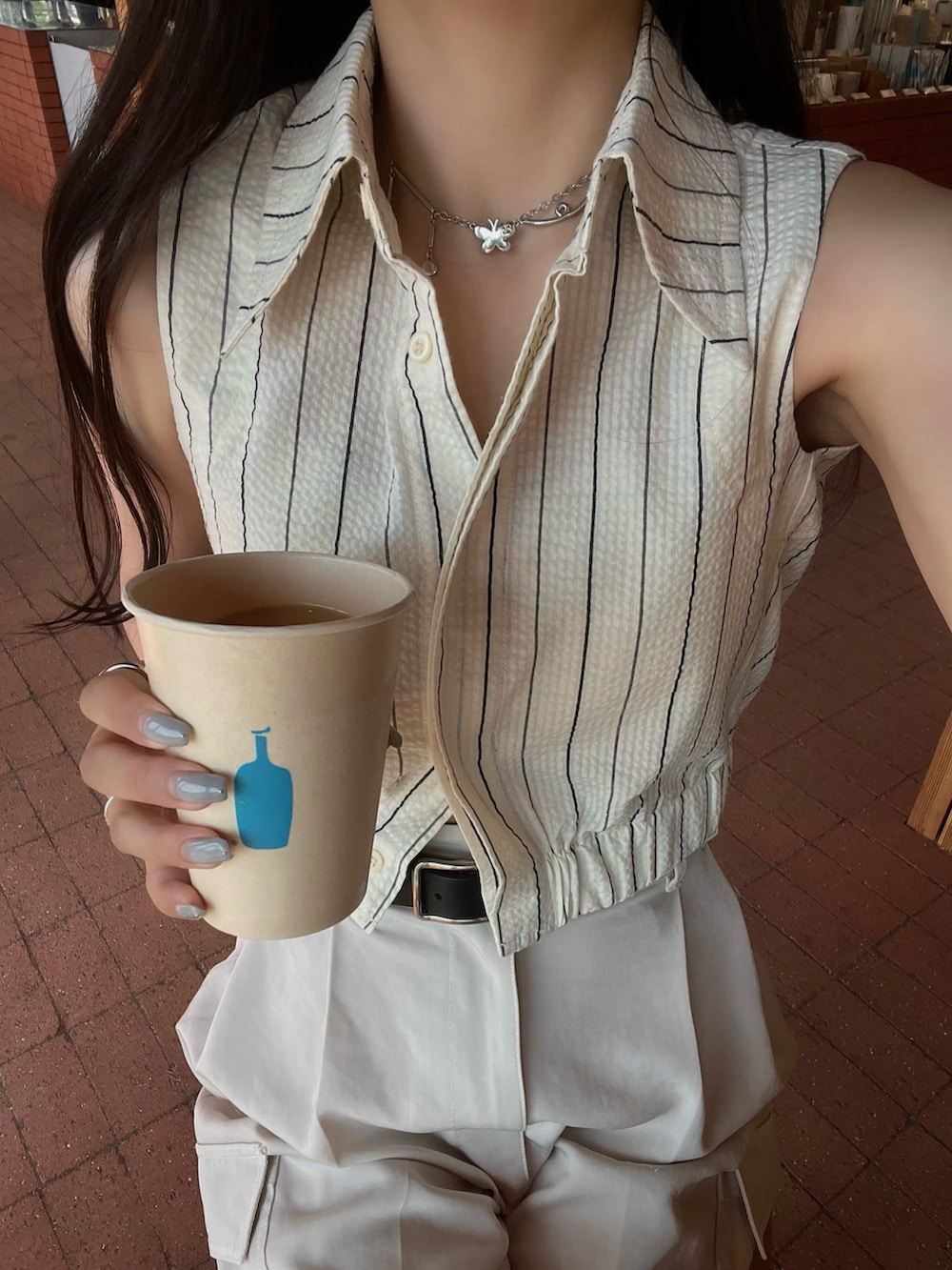 ホワイト系のカーゴパンツ、ブラック系のスニーカー、ブラック系のハンチング/ベレー帽を着用したレディースの春コーディネートの4枚目の写真