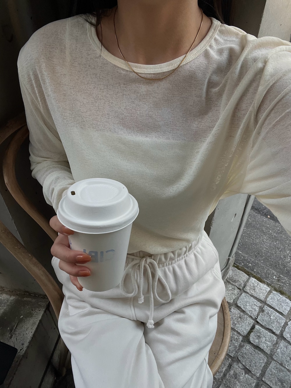 ホワイト系のスニーカー、ホワイト系のスウェットパンツ、ホワイト系のTシャツ/カットソーを着用したレディースの春コーディネートの3枚目の写真