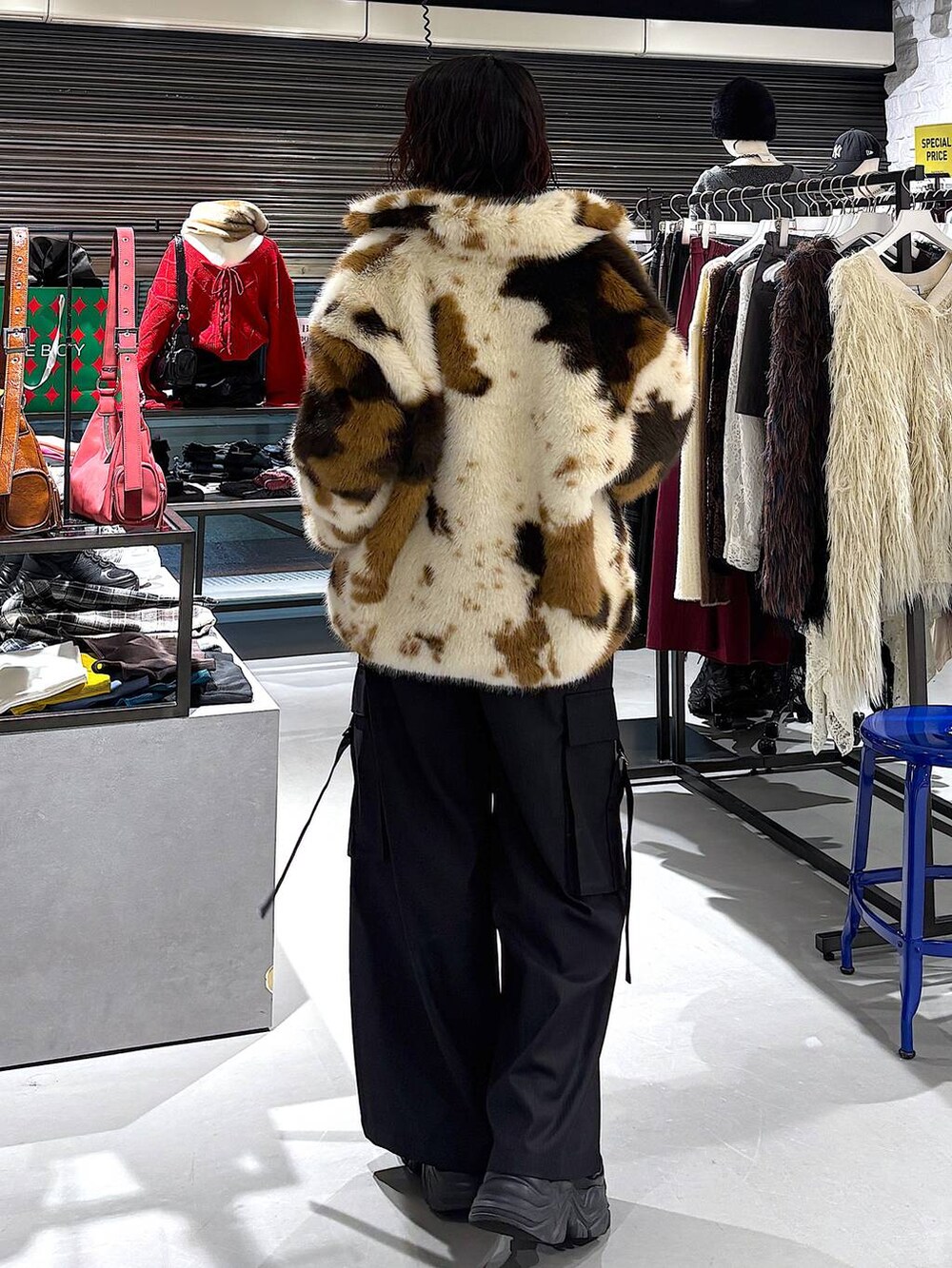 ブラック系のブーツ、ブラック系のスラックス、ブラック系のニット/セーターを着用したレディースの冬コーディネートの3枚目の写真