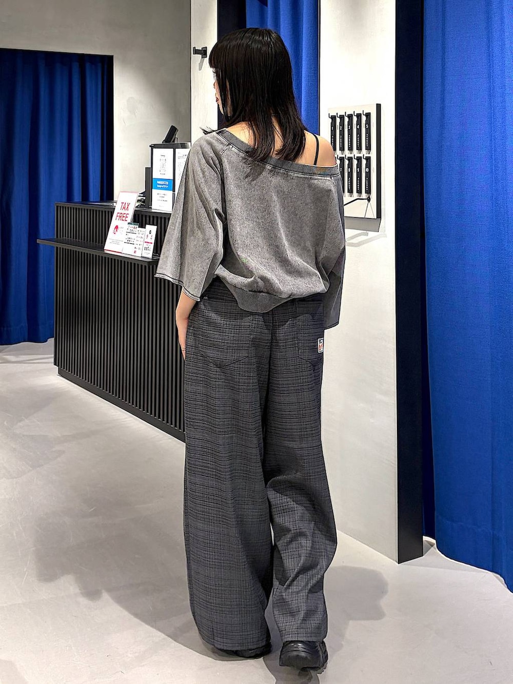 グレー系のTシャツ/カットソー、グレー系のその他パンツ、ブラック系のキャミソールを着用したレディースの夏コーディネートの3枚目の写真