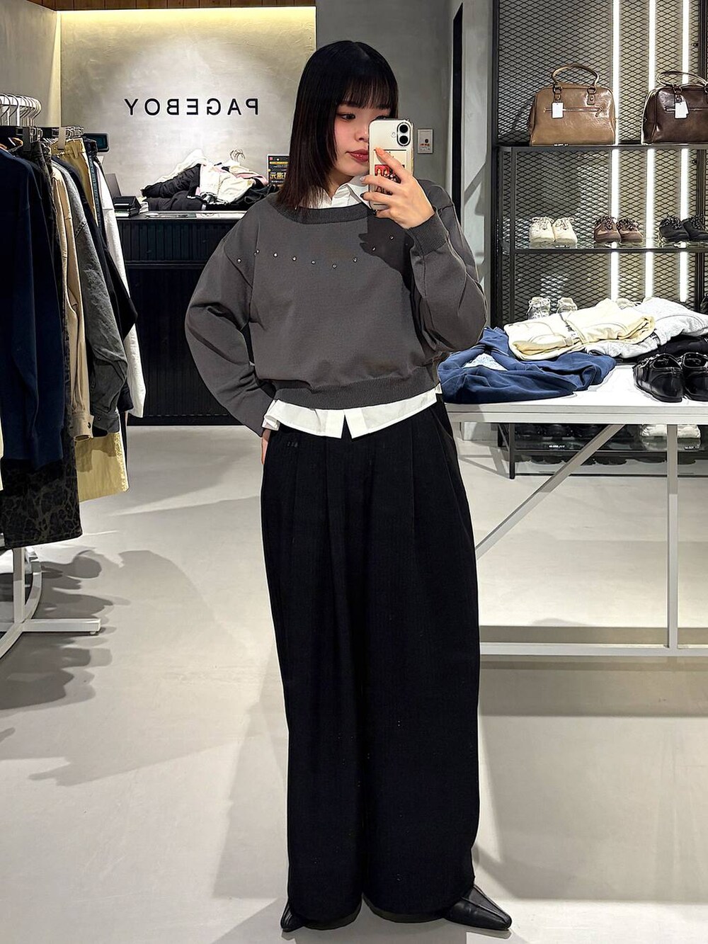 ブラック系のデニムパンツ、グレー系のニット/セーターを着用したレディースの冬コーディネートの2枚目の写真