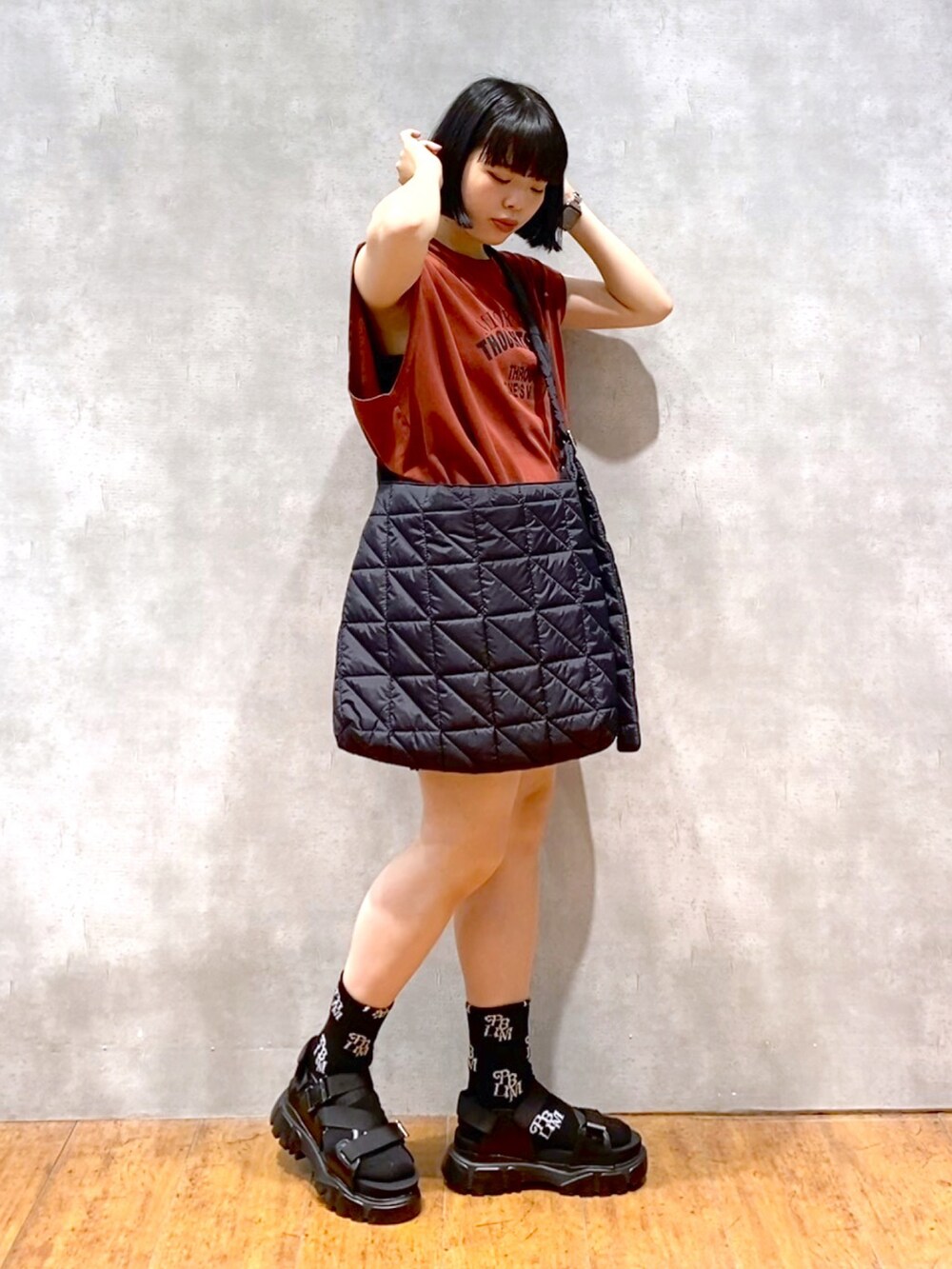 レッド系のTシャツ/カットソー、ブラック系のショルダーバッグ、ブラック系のその他パンツを着用したレディースの夏コーディネートの2枚目の写真