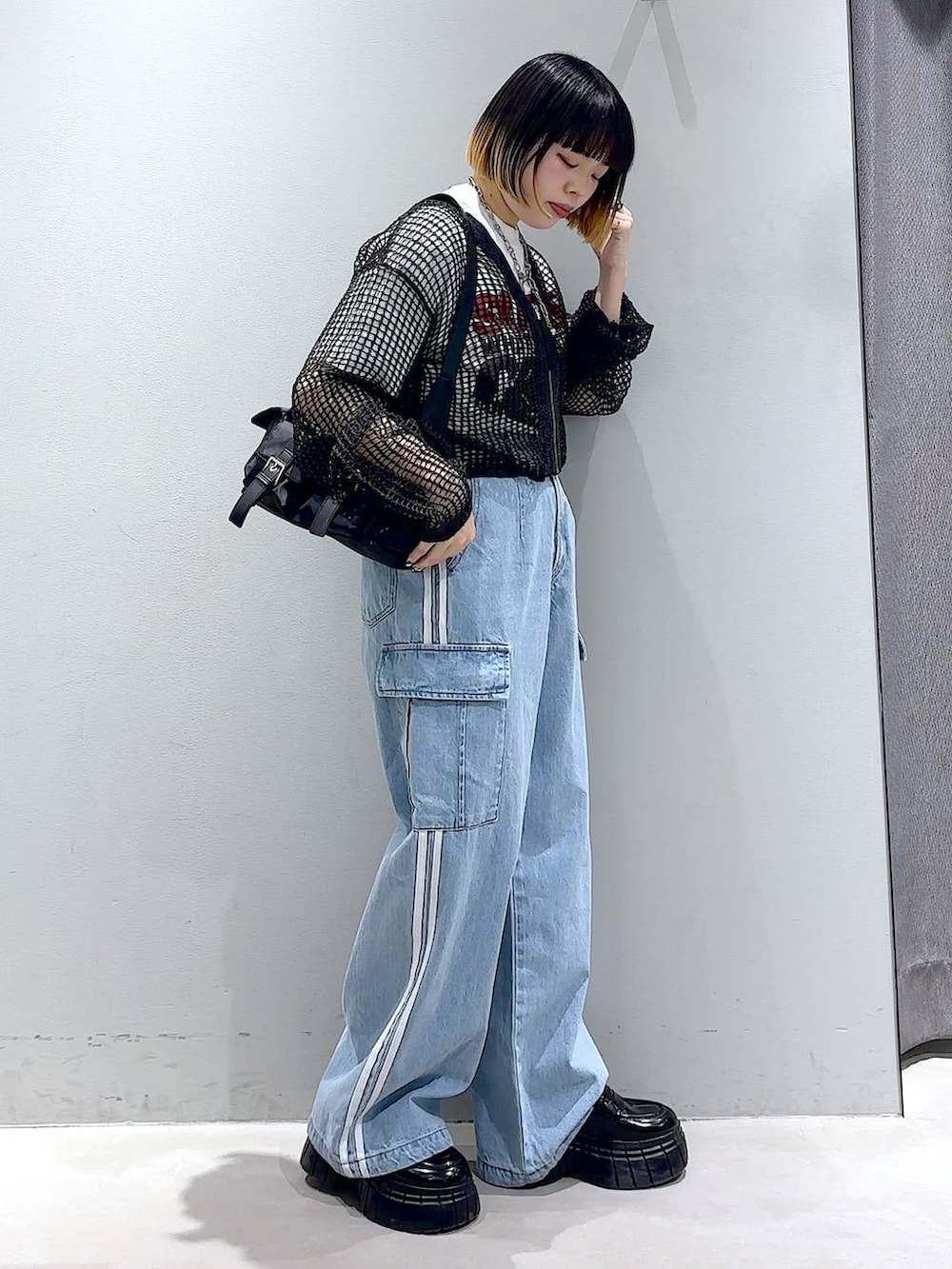 ブラック系のショルダーバッグ、ブラック系のカーディガン/ボレロ、ブラック系のローファーを着用したレディースの春コーディネートの2枚目の写真