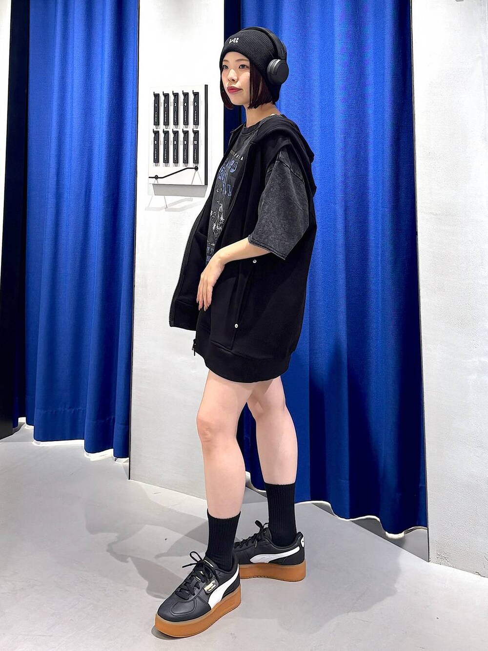 ブラック系のスニーカー、ブラック系のその他パンツ、ブラック系のパーカーを着用したレディースの夏コーディネートの4枚目の写真