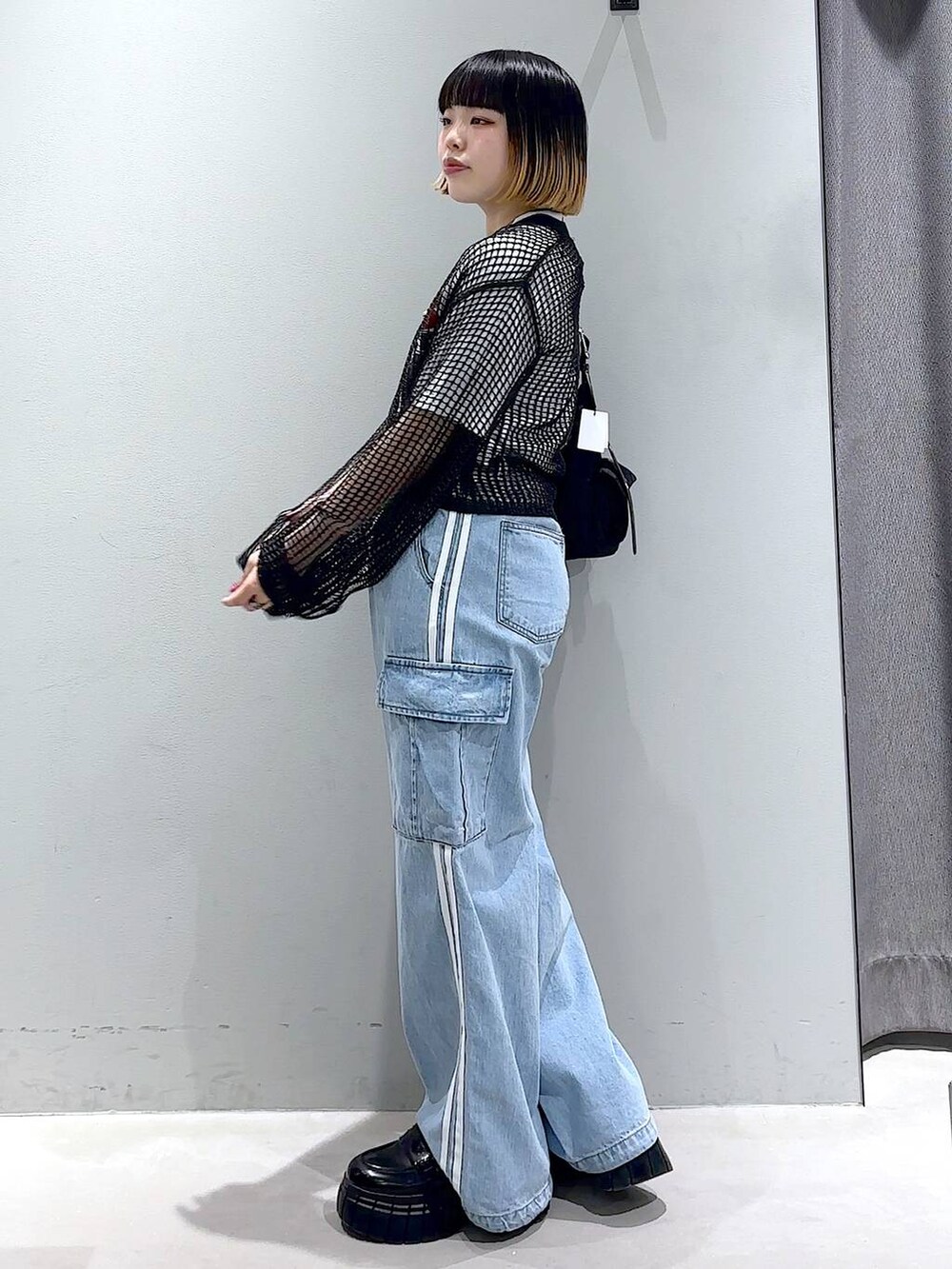 ブラック系のショルダーバッグ、ブラック系のカーディガン/ボレロ、ブラック系のローファーを着用したレディースの春コーディネートの4枚目の写真