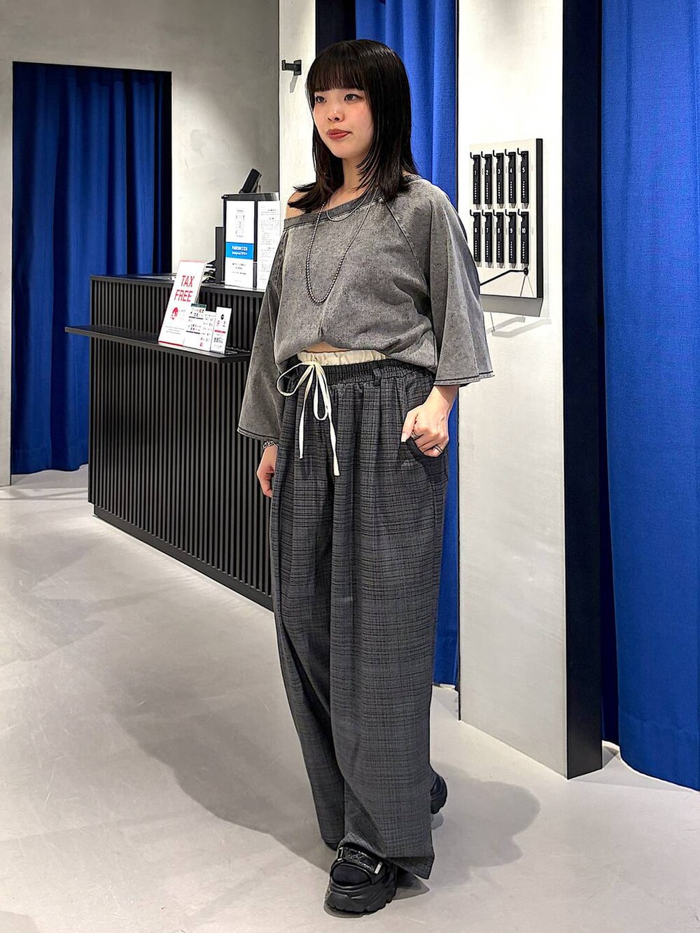 グレー系のTシャツ/カットソー、グレー系のその他パンツ、ブラック系のキャミソールを着用したレディースの夏コーディネートの4枚目の写真