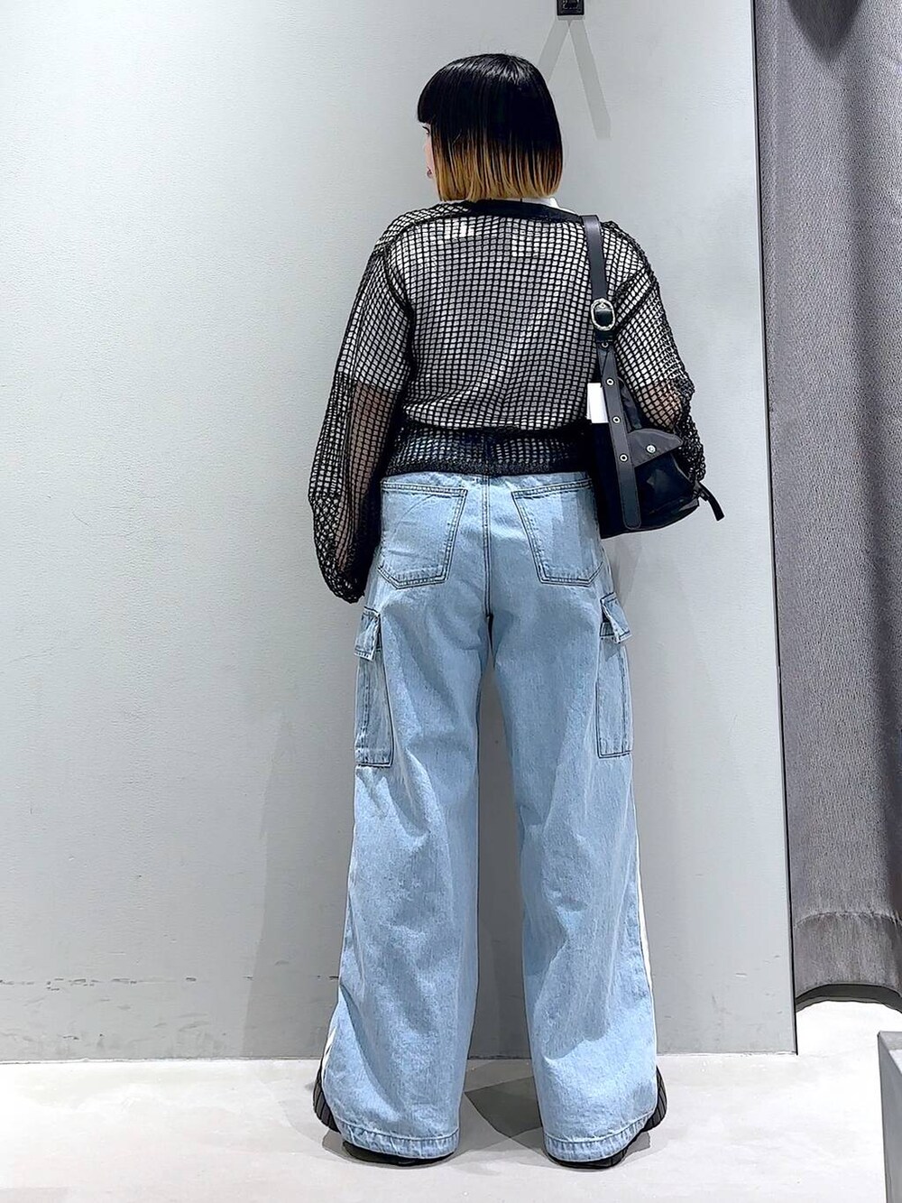 ブラック系のショルダーバッグ、ブラック系のカーディガン/ボレロ、ブラック系のローファーを着用したレディースの春コーディネートの3枚目の写真