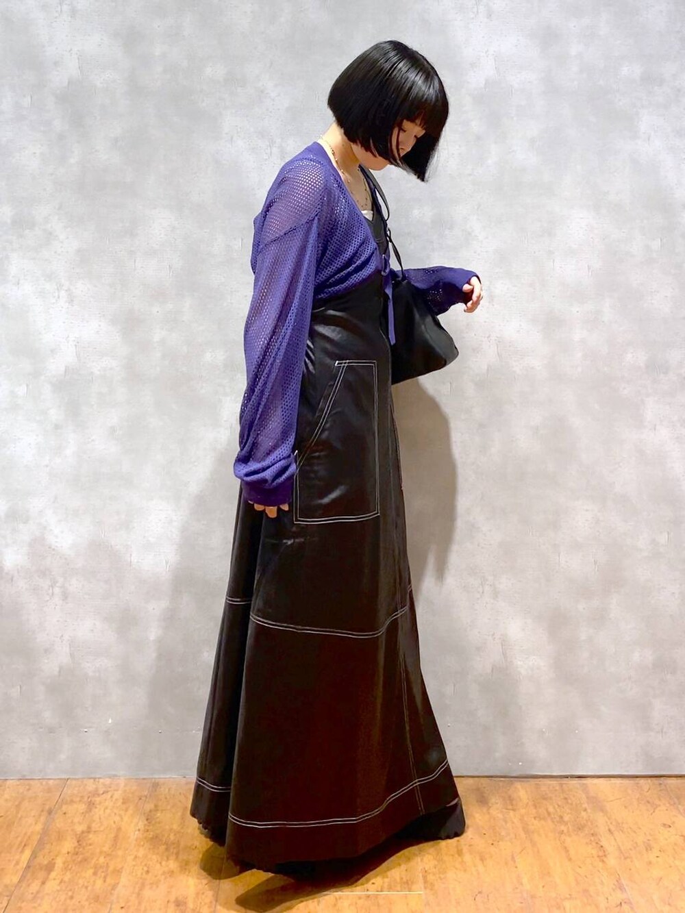 ホワイト系のタンクトップ、ブラック系のワンピース、ブラック系のサンダルを着用したレディースの秋コーディネートの2枚目の写真