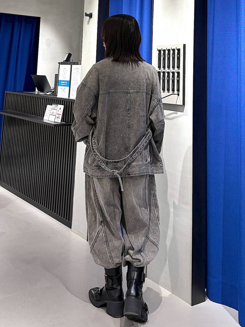 ブラック系のキャミソール、ブラック系のTシャツ/カットソー、ブラック系のブーツを着用したレディースの冬コーディネートの3枚目の写真