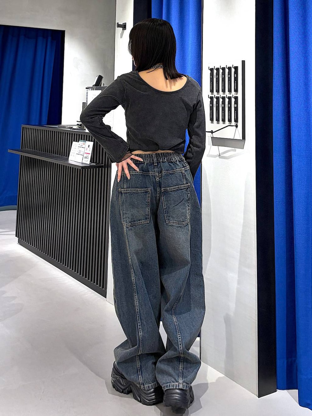 ブラック系のブーツ、ブルー系のデニムパンツ、グレー系のTシャツ/カットソーを着用したレディースの春コーディネートの3枚目の写真