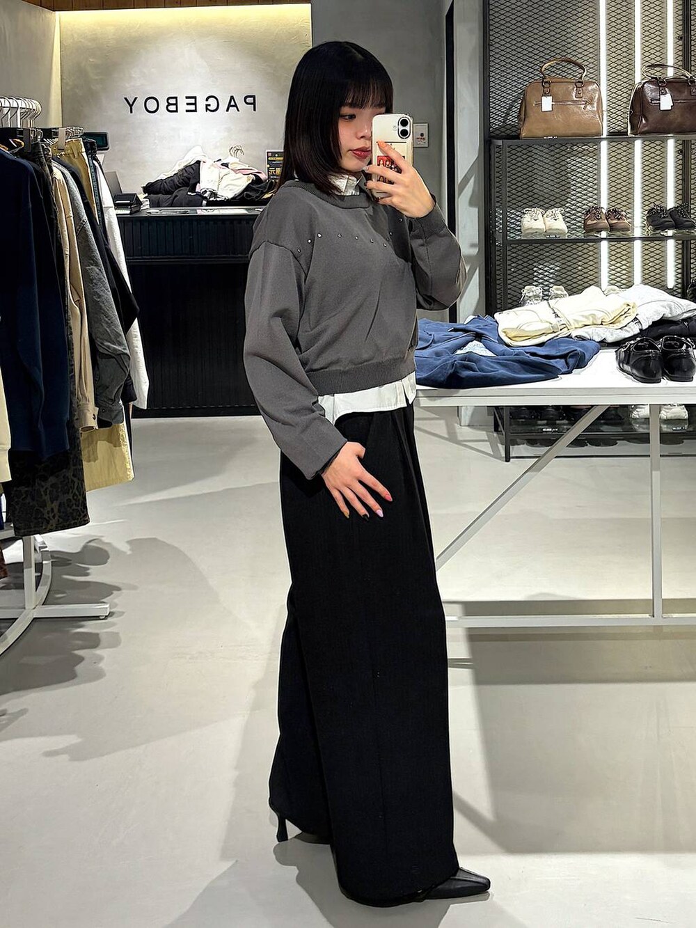 ブラック系のデニムパンツ、グレー系のニット/セーターを着用したレディースの冬コーディネートの3枚目の写真