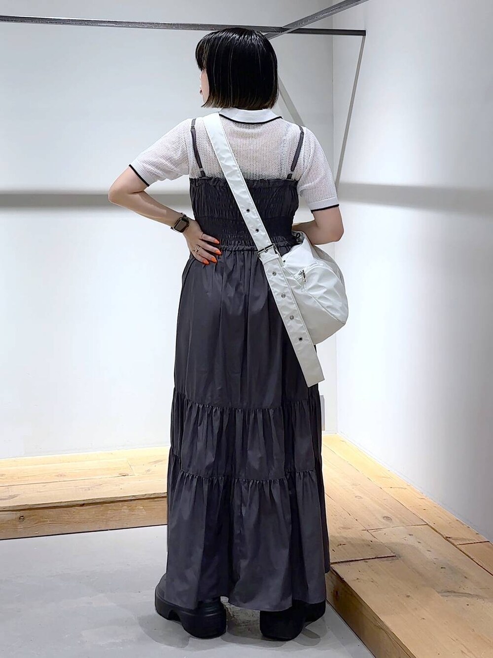 ブラック系のサンダル、グレー系のワンピース、ホワイト系のニット/セーターを着用したレディースの夏コーディネートの3枚目の写真
