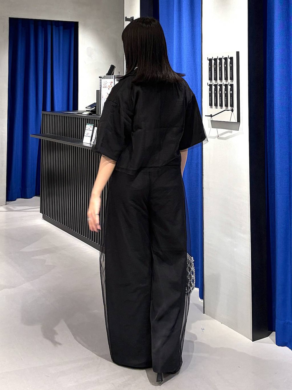 シルバー系のショルダーバッグ、ブラック系のサンダル、ピンク系のTシャツ/カットソーを着用したレディースの春コーディネートの3枚目の写真