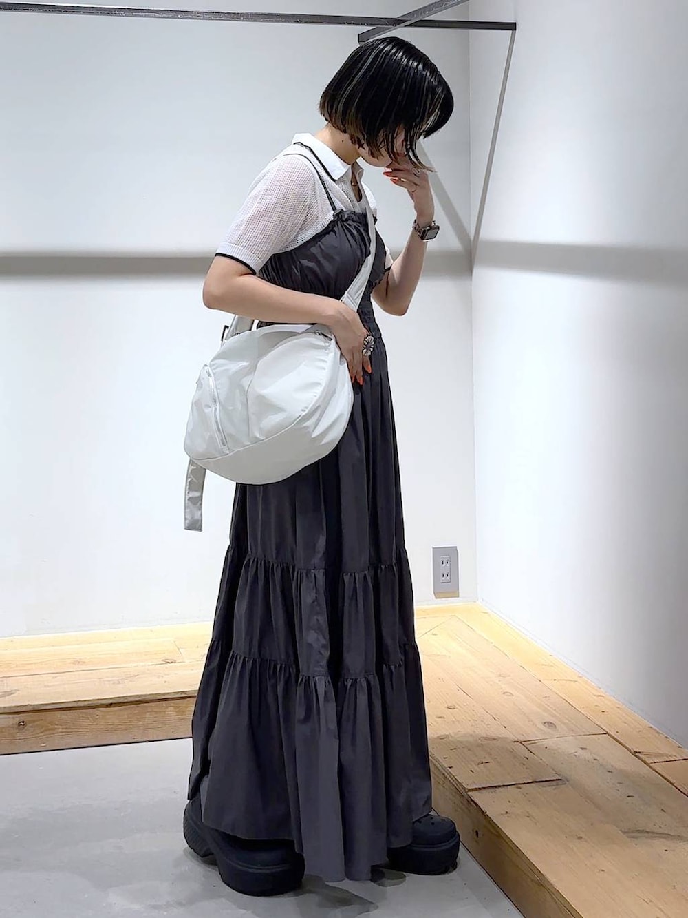 ブラック系のサンダル、グレー系のワンピース、ホワイト系のニット/セーターを着用したレディースの夏コーディネートの2枚目の写真