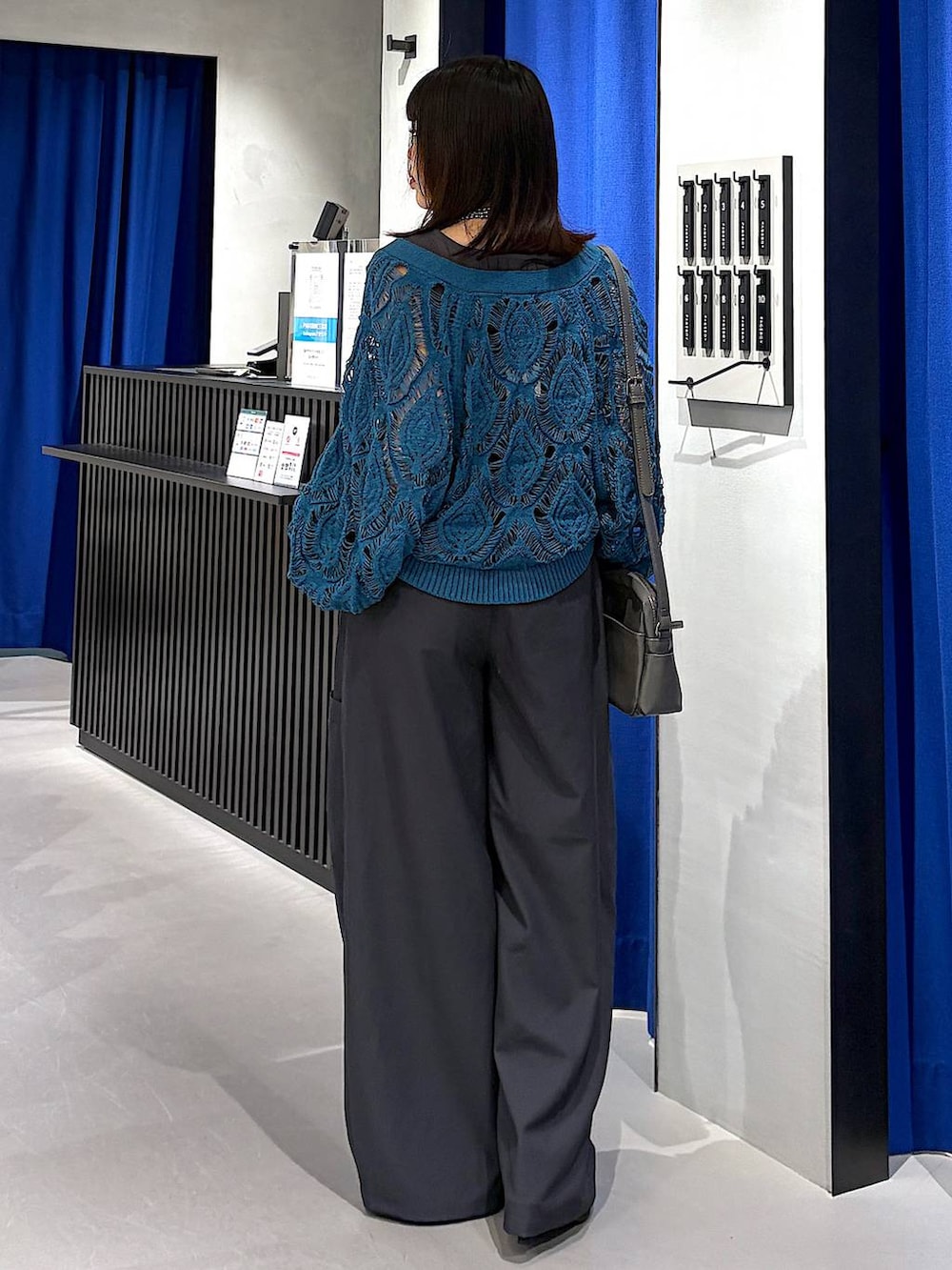 ブルー系のカーディガン/ボレロ、グレー系のタンクトップ、ブラック系のサンダルを着用したレディースの春コーディネートの3枚目の写真