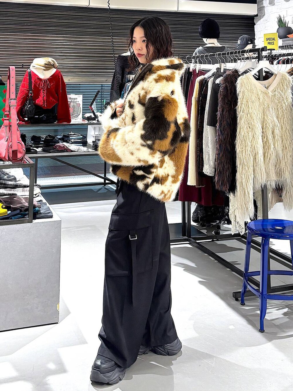 ブラック系のブーツ、ブラック系のスラックス、ブラック系のニット/セーターを着用したレディースの冬コーディネートの4枚目の写真