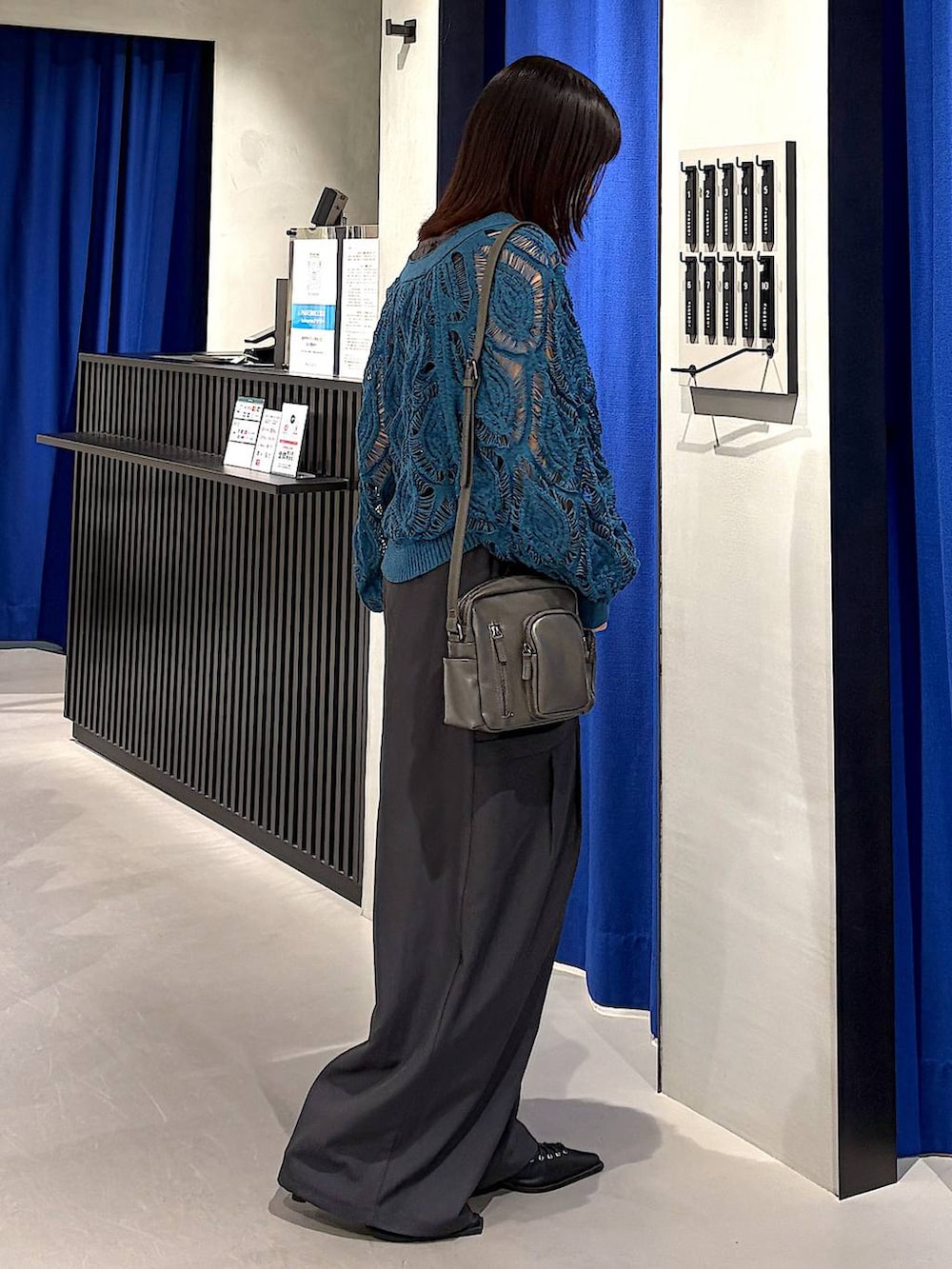 ブルー系のカーディガン/ボレロ、グレー系のタンクトップ、ブラック系のサンダルを着用したレディースの春コーディネートの2枚目の写真